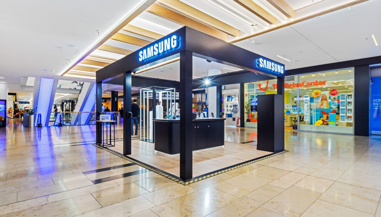 URW centres present Samsung’s flagship models up close