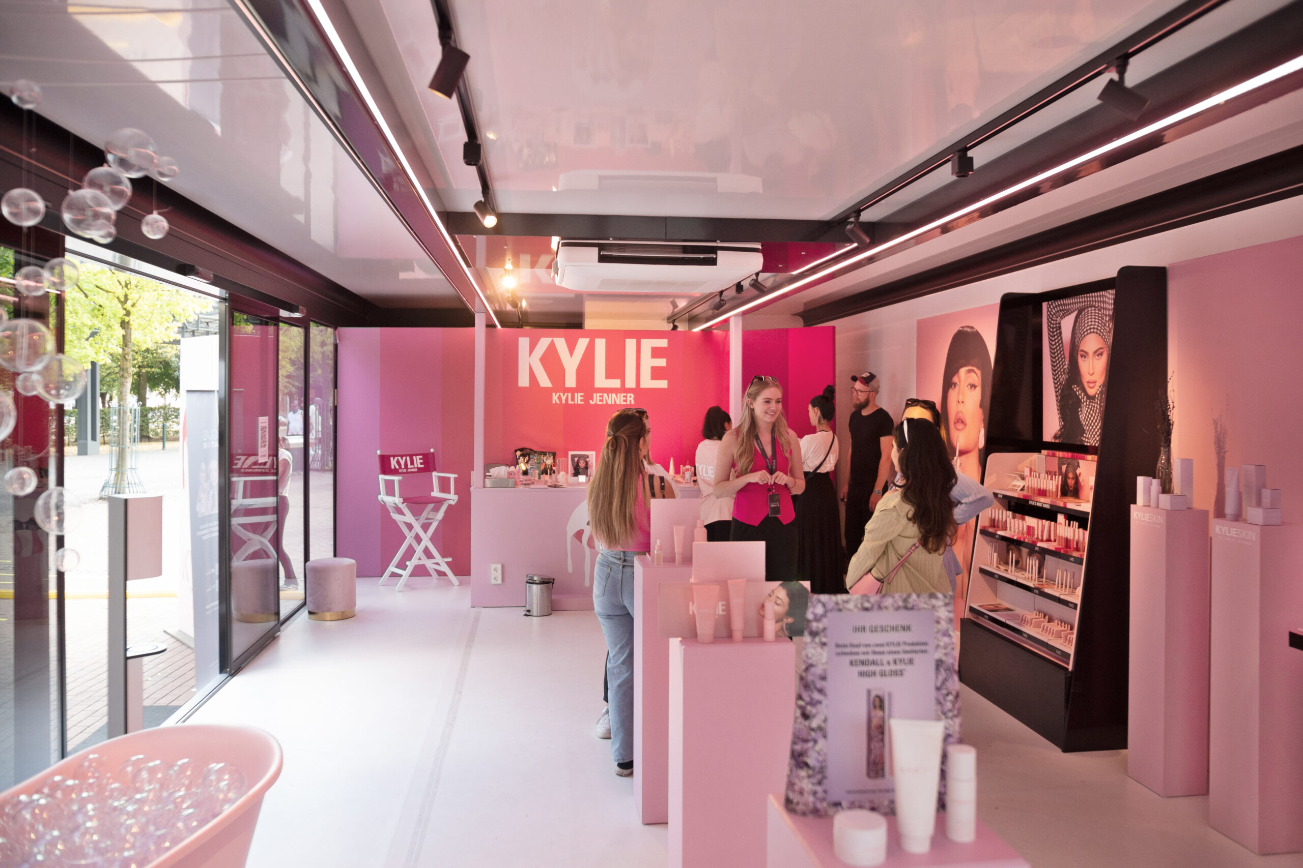 Moderne ryste Penelope Pretty in Pink with Kylie Jenner Cosmetics at Westfield Centro |  Westfieldrise