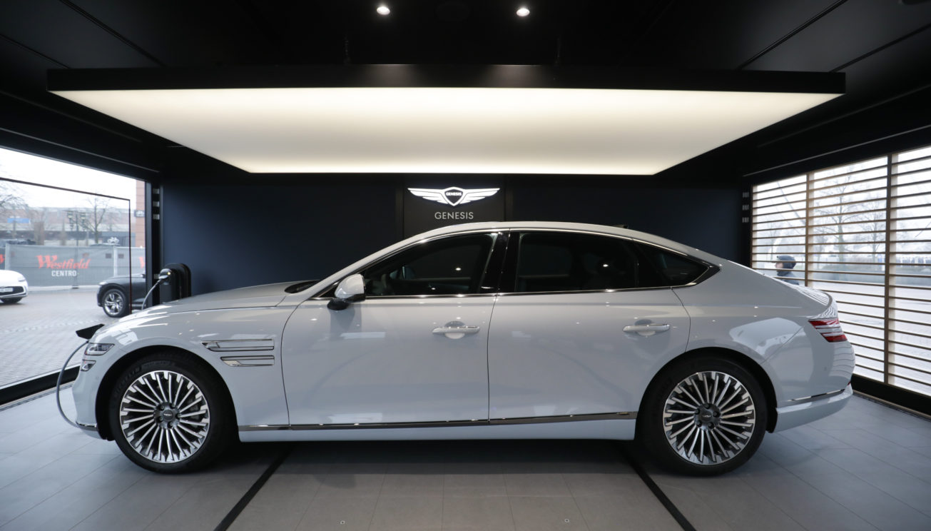Nachhaltige E-Autos in moderner Genesis Mobile Lounge